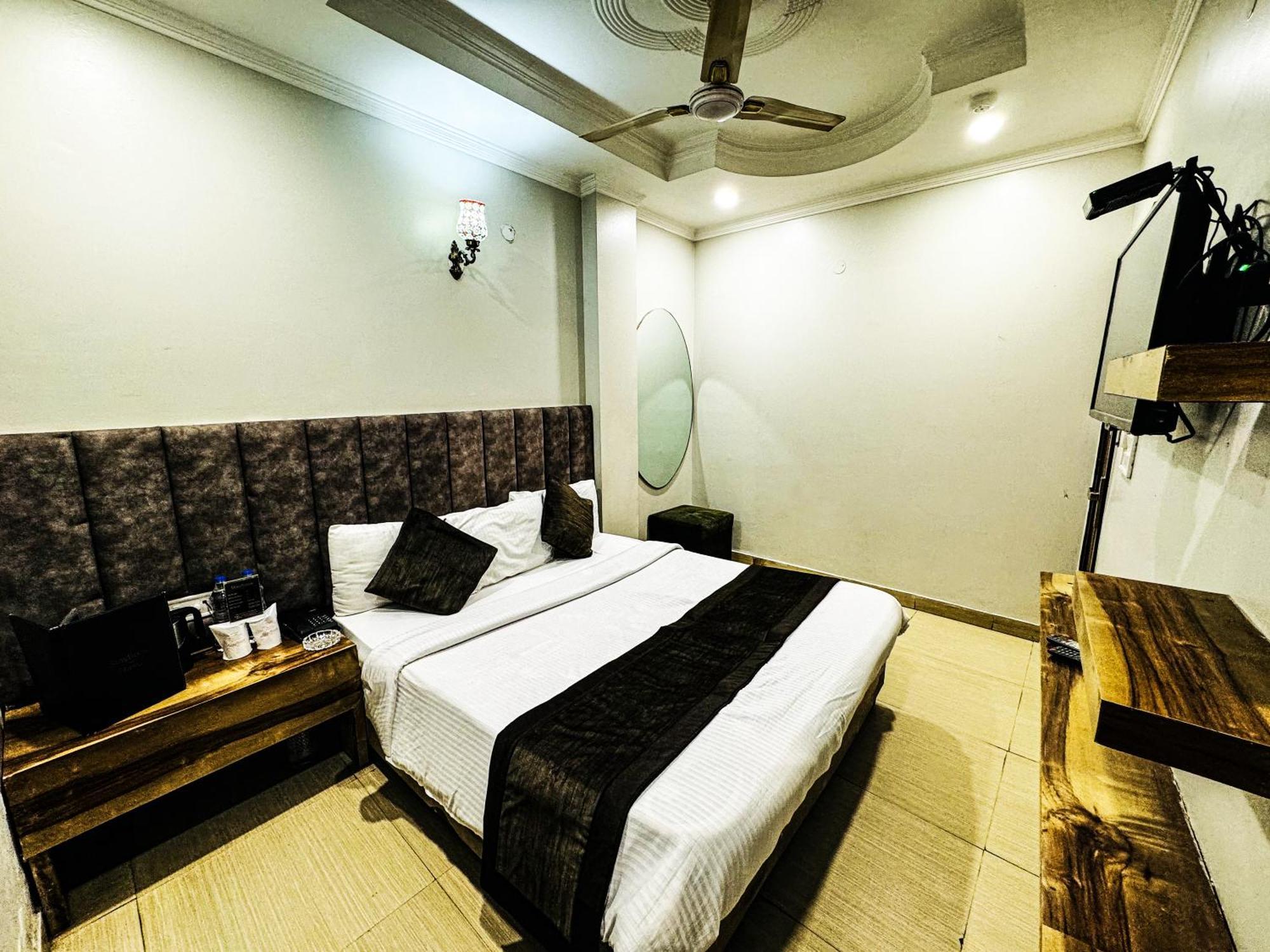 Hotel Nityaa Suites New Delhi Buitenkant foto